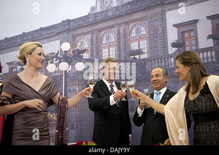 German President Wulff (2-L) and his wife Bettina (L) toast with the President's couple Felipe Calderon and Margarita Zavala  at the state banquet in Chapultepec Palace in Mexico City, Mexico, 3 May 2011. Photo: Bundesregierung/Steffen Kugler dpa Stock Photo