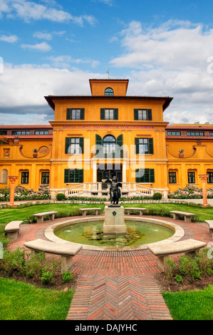 Lenbachhaus Munich, Municipal Gallery in Lenbachhaus, after total refurbishment in 2013, front fountain with Hercules as a boy Stock Photo