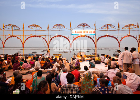 Pilgrims waiting for the evening Ganges Aarti (a Hindu ritual) at a ghat, Dashashwamedh Ghat, Varanasi, Uttar Pradesh, India Stock Photo