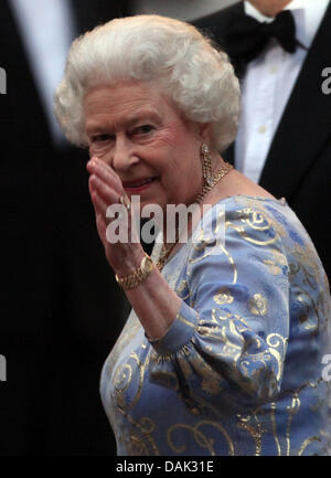 British Queen Elizabeth II. arrives for a party at the Hotel 'Mandarin Oriental' in London on Thursday, 28th April, 2011 on the eve of the royal wedding of Britain's Prince William and Kate Middleton on April 29. Photo: Kay Nietfeld dpa Stock Photo