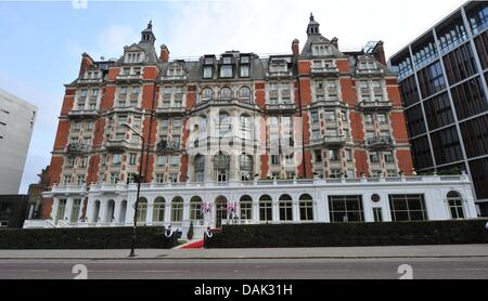 The Mandarin Oriental Hotel in London on Thursday, 28th April, 2011. Members of foreign royal families are invited to a party in this hotel on the eve of the royal wedding of Britain's Prince William and Kate Middleton on April 29. Photo: Peter Kneffel dpa Stock Photo