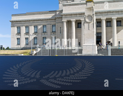 dh War Memorial cenotaph AUCKLAND DOMAIN NEW ZEALAND NZ Museum lest we forget water feature Stock Photo