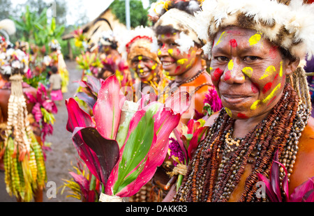 Women in the Selehoto Alunumuno tribe in traditional tribal dress, highlands of Papua New Guinea Stock Photo