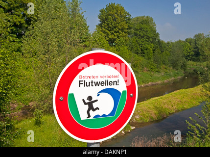 prohibitions sign 'No trespassing!' with a warning against flood waves at the confluence of rivers Koerne and Seseke near the wastewater treatment plant, Germany, North Rhine-Westphalia, Ruhr Area, Kamen Stock Photo