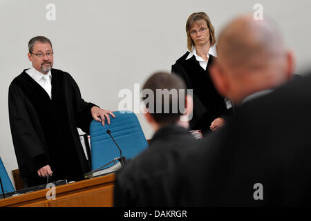 Presiding judge Ulrich Krege opens the trial alleged members of a Rumanian ATM skimming gang at the district court in Wuppertal, Germany, 04 May 2011. Seven men and one woman are accused of steeling customer data at cash machines and robing their bank accounts. Photo: MARIUS BECKER Stock Photo