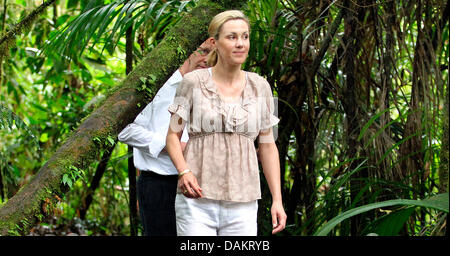 German Federal President Christian Wulff and his wife Bettina look at tropical plants during a tour through the rain forst in San Jose, Costa Rica, 4 May 2011. The German head of state stays in Costa Rica for a two-day visit before travelling on to Brazil. Photo: Wolfgang Kumm Stock Photo