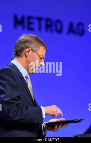 Metro Group CEO Eckhard Cordes at the company's general assembly in Duesseldorf, Germany, 06 May 2011. Metro saw the second-largest profits in company history in 2010. Shareholders can look forward to hefty dividends. Photo: MARIUS BECKER Stock Photo