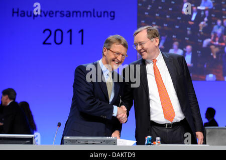 Metro Group CEO Eckhard Cordes (L) and chairman of the supervisory board Juergen Kluge shake hands at the company's general assembly in Duesseldorf, Germany, 06 May 2011. Metro saw the second-largest profits in company history in 2010. Shareholders can look forward to hefty dividends. Photo: MARIUS BECKER Stock Photo