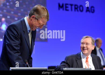 Metro Group CEO Eckhard Cordes (L) and chairman of the supervisory board Juergen Kluge take their seats at the company's general assembly in Duesseldorf, Germany, 06 May 2011. Metro saw the second-largest profits in company history in 2010. Shareholders can look forward to hefty dividends. Photo: MARIUS BECKER Stock Photo