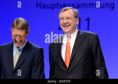 Metro Group CEO Eckhard Cordes (L) and chairman of the supervisory board Juergen Kluge smile during the company's general assembly in Duesseldorf, Germany, 06 May 2011. Metro saw the second-largest profits in company history in 2010. Shareholders can look forward to hefty dividends. Photo: MARIUS BECKER Stock Photo