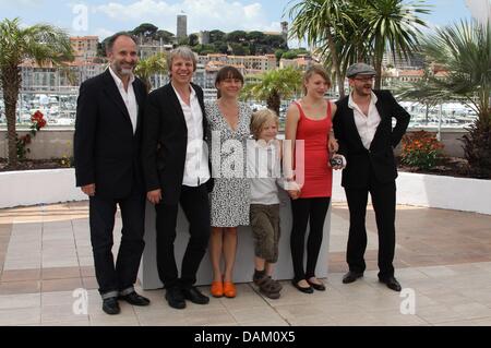 Producer Peter Rommel (l-r), director Andreas Dresen, actress Steffi Kuhnert, actor Mika Nilson Seidel, actress Talisa Lilly Lemke and actor Milan Peschel pose at the photocall of 'Halt auf freier Strecke' at the 64th Cannes International Film Festival at Palais des Festivals in Cannes, France, on 15 May 2011. Photo: Hubert Boesl Stock Photo