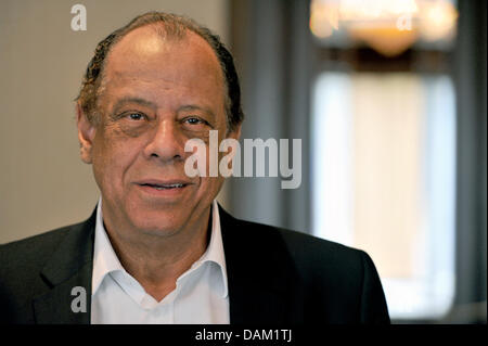 The former Brasilian national soccer player Carlos Alberto Torres stands inside the foyer of the Hotel Steigenberger Frankfurter Hof in Frankfurt/Main, Germany, 16 May 2011. Sergio joined the press conference on the presentation of the 'Brazilmasters 94.02' Photo: Marc Tirl Stock Photo