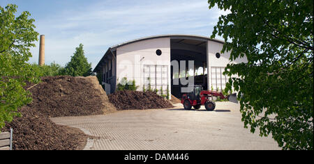 (ARCHIVE) An archive photo dated 11 May 2011 shows a tractor driving past a heap of pine wood chunks on the grounds of a biomass heating plant near the ecological model city Ostritz, Germany. Giving up coal, petroleum and natural gas, a small city in Eastern Germany wants to show how it lives with environmentally friendly alternatives. Photo: Arno Burgi Stock Photo