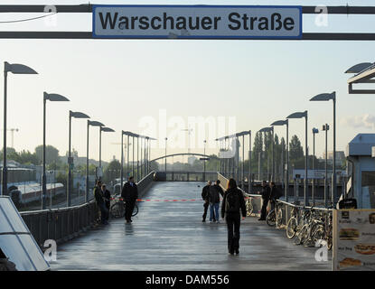 Passengers are informed on the breakdown of train transportation at Warschauer Straße station in Berlin, germany, 23 May 2011. Because of cable fires at Ostkreuz station train transportation broke down and many people waited in vain for the city and regional trains. Photo: Britta Pedersen Stock Photo