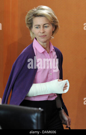 German Labour Minister Ursula von der leyen arrives at a cabinet meeting with a splint on her right arm at the Chancellery in Berlin, Germany, 25 May 2011. The cabinet meeting wishes to discuss a reform concerning labour market policy promoting instruments presented by von der Leyen. Photo: Rainer Jensen