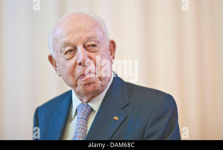 The US bankier Henry Arnold, born in Dresden, Germany, is pictured in Dresden, Germany, 25 May 2011. He was awarded the title of the senator of honour by the Technical University in Dresden, Germany, 25 May 2011. The University honours the engagment for them and the city of Dresden by Arnold who lives in New York. The bank Gebrueder Arnold (Berlin/Dresden) was one of Germany's bigg Stock Photo