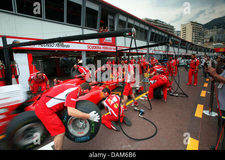 Mechanics of Ferrari exercise pit stops with the car of Spanish Formula One driver Alonso of Ferrari at the F1 race track of Monte Carlo, Monaco, 25 May 2011. The Grand Prix will take place on 29 May. Photo: Jens Buettner Stock Photo
