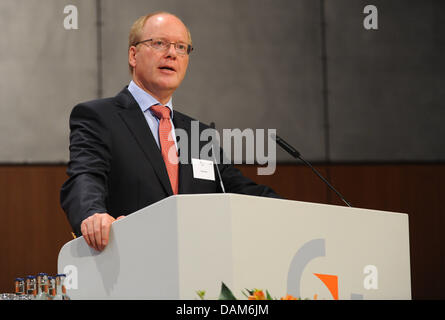 CEO of the Salzgitter AG, Heinz Joerg Fuhrmann, speaks at the shareholder's meeting of the company at the city hall in Braunschweig, Germany, 26 May 2011. The second-biggest German steelworker Salzgitter delivered a forecast for the running year. Photo: Julian Stratenschulte Stock Photo