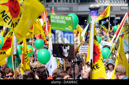 Several thousand demonstrators march with flags and banners for the shutting down of nuclear power plants during a rally in Hanover, Germany, 28 May 2011. Under the motto 'End Nuclear Power!', demonstrators in more than 20 German cities took to the streets and together with anti-nuclear organisations, the IG Metall union called its members to take part in the protests Photo: HOLGER Stock Photo