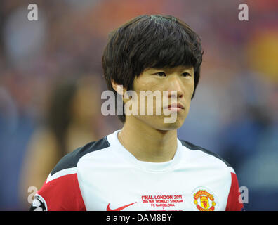 Manchester's Park Ji-Sung waits during the UEFA Champions League final between FC Barcelona and Manchester United at the Wembley Stadium, London, Britain, 28 May 2011. Photo: Soeren Stache Stock Photo