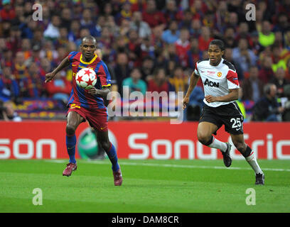 Manchester United's Antonio Valencia (R) fights for the ball with Eric Abidal of Barcelona during the UEFA Champions League final between FC Barcelona and Manchester United at the Wembley Stadium, London, Britain, 28 May 2011. Photo: Soeren Stache Stock Photo