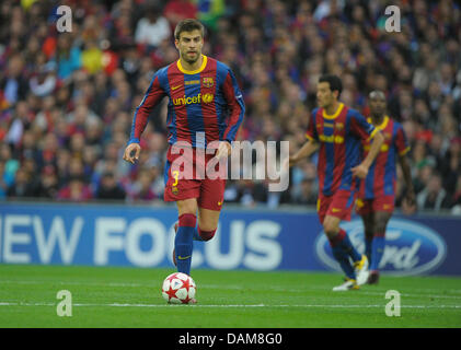 Barcelona's Gerard Pique (L) controls the ball during the UEFA Champions League final between FC Barcelona and Manchester United at the Wembley Stadium, London, Britain, 28 May 2011. Photo: Soeren Stache Stock Photo