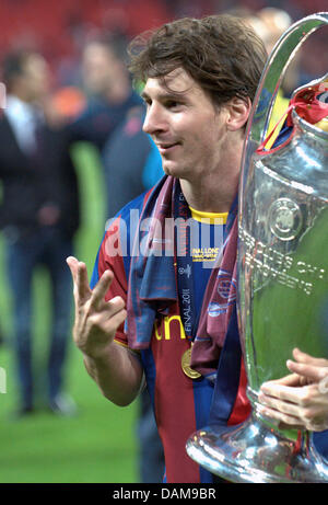 Barcelona celebra con el trofeo de la UEFA Champions League Fotografía de  stock - Alamy