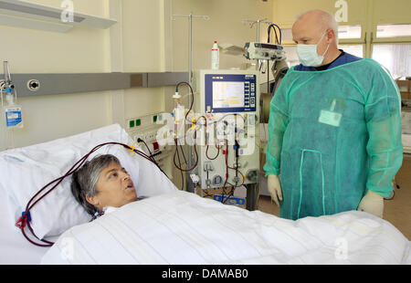 Leading doctor Lutz Renders stands at a dialysis station at the university hospital in Kiel, Germany, 1 June 2011. The number of EHEC infection cases in Germany has risen on 1 June. so far, 16 people in Germany died. Photo: Bodo Marks Stock Photo