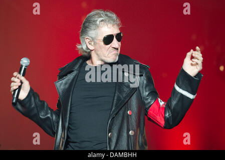 Singer and bassist Roger Waters perfroms at the SAP Arena in Mannheim, Germany, 03 May 2011. The 67 year old former member of Pink Floyd begins his German tour in Mannheim under the title 'The Wall Live.' His tour will take him to Hamburg, Duesseldorf, Munich and Berlin. Waters was the bassist, singer and creative head of Pink Floyd and left the band in 1985. Photo: Uwe Anspach Stock Photo