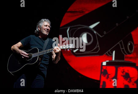 Singer and bassist Roger Waters perfroms at the SAP Arena in Mannheim, Germany, 03 May 2011. The 67 year old former member of Pink Floyd begins his German tour in Mannheim under the title 'The Wall Live.' His tour will take him to Hamburg, Duesseldorf, Munich and Berlin. Waters was the bassist, singer and creative head of Pink Floyd and left the band in 1985. Photo: Uwe Anspach Stock Photo