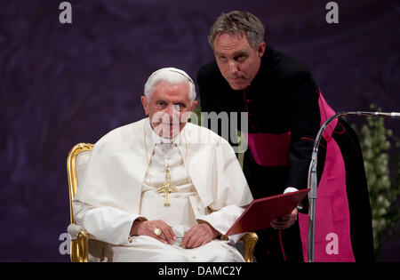 Georg Gaenswein (R), private secretary of Pope Benedict XVI, assists during a speach of the Pope at the national theatre in Zagreb, Croatia, 04 June 2011. Pope Benedikt XVI is on a two-day visit to Croatia. Photo: Michael Kappeler Stock Photo