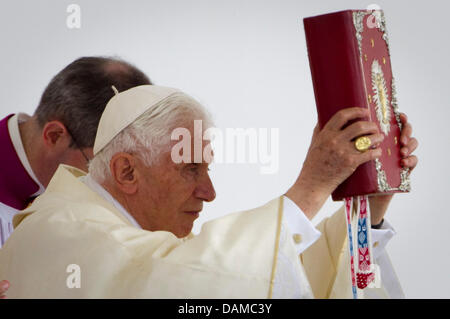 Pope Benedict XVI holds up the Holy Bible during a mass held at Zagreb hippodrome on the second and final day of his pastoral visit to the country, Croatia, 5 June 2011. Foto: Michael Kappeler Stock Photo