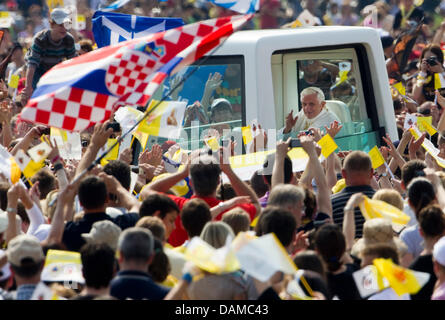 Pope Benedict XVI drives by the faithful in his Popemobile on the second and final day of his pastoral visit to the staunchly Catholic nation, Zagreb, Croatia, 5 June 2011. Foto: Michael Kappeler Stock Photo