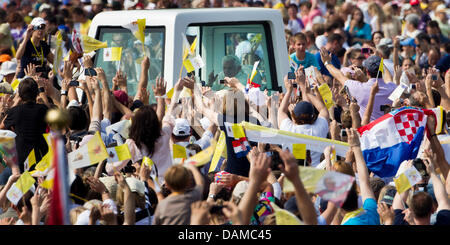 Pope Benedict XVI drives by the faithful in his Popemobile on the second and final day of his pastoral visit to the staunchly Catholic nation, Zagreb, Croatia, 5 June 2011. Foto: Michael Kappeler Stock Photo
