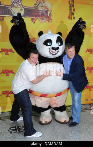 US actor Jack Black (L) and German actor Hape Kerkeling pose with a panda figure during a photocall at the 'Kung Fu Panda 2' presentation in Berlin, Germany, 7 June 2011. The film will be in German movie theatres on 16 June. Photo: Jens Kalaene Stock Photo