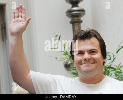 US actor Jack Black smiles and waves during a photocall at the 'Kung Fu Panda 2' presentation in Berlin, Germany, 7 June 2011. The film will be in German movie theatres on 16 June. Photo: Jens Kalaene Stock Photo