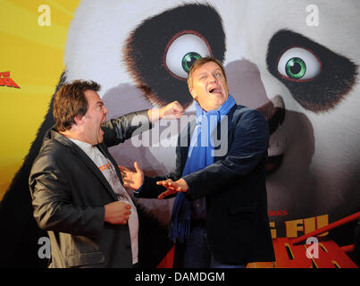 US actor Jack Black (L) and German actor Hape Kerkeling pose at the 'Kung Fu Panda 2' premiere at the Cinemaxx movie theatre in Berlin, Germany, 7 June 2011. The film will be in theatres on 16 June. Photo: Jens Kalaene Stock Photo