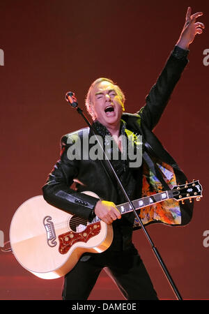 US singer Neil Diamond performs on stage during a concert at the O2 World venue in Berlin, Germany, 7 June 2011. He will also play concerts in Mannheim, Oberhausen and Hamburg. Photo: Britta Pedersen Stock Photo