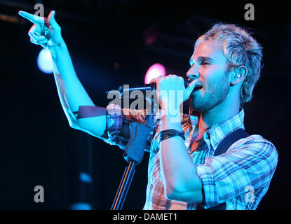 Singer of the US band Lifehouse, Jason Wade, performs with his band on stage at the Postbahnhof concert venue in Berlin, Germany, 8 June 2011. Photo: Doreen Fiedler Stock Photo