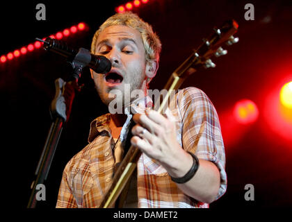 Singer of the US band Lifehouse, Jason Wade, performs with his band on stage at the Postbahnhof concert venue in Berlin, Germany, 8 June 2011. Photo: Doreen Fiedler Stock Photo