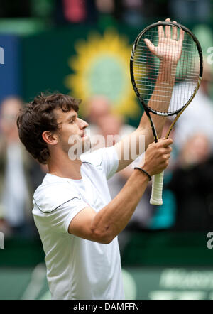 Philipp Petzschner from Germany celebrates a converted match ball during his semi-final match against Berdych from the Czech Republic during the ATP World Tour in Halle (Westphalia), Germany, 11 June 2011. Pitzschner won 7:6 (9:7), 2:6, 6:3 against Berdych. Photo: BERND THISSEN Stock Photo