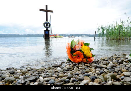 A bouquet of flowers lies on the banks of Lake Starnberg at the King Ludwig II memorial cross on the occasion of the 125th anniversary of Bavarian King Ludwig II's death in Berg, Germany, 16 June 2011. King Ludwig II was found drowned on this spot 125 years ago. Photo: Tobias Hase Stock Photo