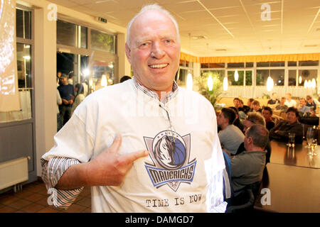 Father of German basketball player Dirk Nowitzki from the Dallas Mavericks, Joerg Nowitzki, celebrates the Mavericks victory during live coverage of game 6 of the NBA Finals at a bar in Wuerzburg, Germany, 13 June 2011. German player Dirk Nowitzki and his team the Dallas Mavericks won 105:95 and claimed the series 4:2. Photo: Daniel Karmann Stock Photo