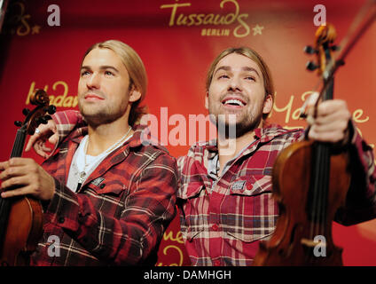 Star violinist David Garrett (R) unveils a wax figure of himself at 'Madame Tussauds' in Berlin, Germany, 16 June 2011. Photo: Hannibal Stock Photo