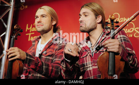 Star violinist David Garrett (R) unveils a wax figure of himself at 'Madame Tussauds' in Berlin, Germany, 16 June 2011. Photo: Hannibal Stock Photo