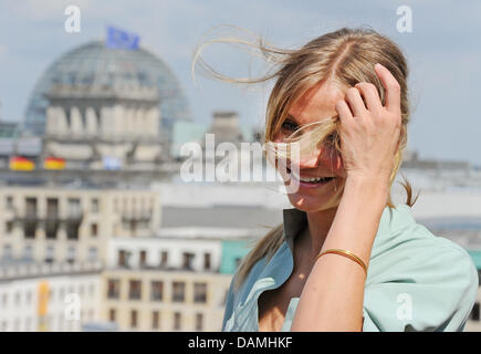 The US American actress Cameron Diaz presents her new movie 'Bad Teacher' in front of the scenery of the Reichstag in Berlin, Germany,  17 June 2011. The movie, whose premiere will take place in the evening, will be aired in Germany on 23 June 2011. Photo: JENS KALAENE Stock Photo