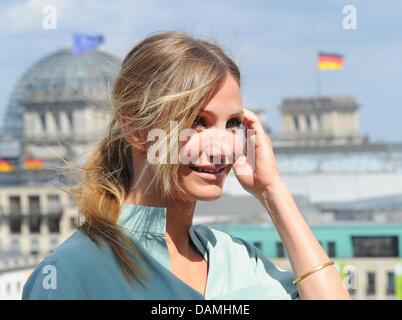 The US American actress Cameron Diaz presents her new movie 'Bad Teacher' in front of the scenery of the Reichstag in Berlin, Germany,  17 June 2011. The movie, whose premiere will take place in the evening, will be aired in Germany on 23 June 2011. Photo: JENS KALAENE Stock Photo