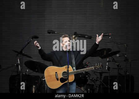 Singer of fhe Rock band 'Eagles' Glenn Frey performs on stage at the band's first concert of the German tour at the 'Bowling Green' in Wiesbaden, Germany, 19 June 2011. The Eagles started their tour under the title 'Long Road Out Of Eden'. Photo: Fredrik von Erichsen Stock Photo