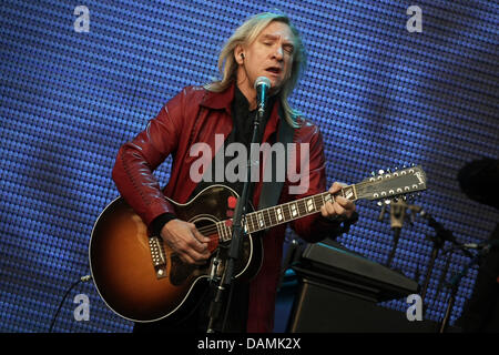 Member of fhe Rock band 'Eagles' Joe Walsh performs on stage at the band's first concert of the German tour at the 'Bowling Green' in Wiesbaden, Germany, 19 June 2011. The Eagles started their tour under the title 'Long Road Out Of Eden'. Photo: Fredrik von Erichsen Stock Photo