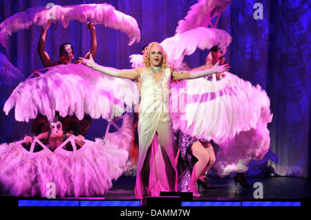 Actor Rob Fowler as Frank'n'Furter poses  during a dress rehearsal for the 'Rocky Horror Show' in Cologne, Germany, 22 June 2011. The musical will premiere on 22 June 2011 and stays in Cologne until 10 July 2011. Photo: Henning Kaiser Stock Photo